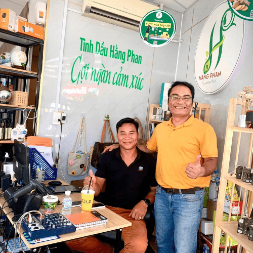 Ông Phan Đình Luận cùng Đại lý của Tinh dầu Hằng Phan