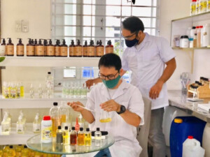 Sự tử tế trong kinh doanh: Tại sao Hằng Phan luôn ưu tiên chất lượng hơn lợi nhuận? 7 Team R&D nhà Tinh dầu Hằng Phan