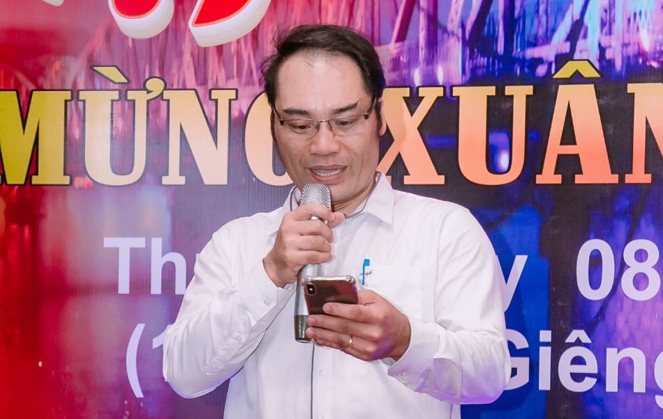 Ông Phan Đình Luận - chủ thương hiệu Tinh dầu Hằng Phan - phát biểu khai Xuân tại buổi họp mặt