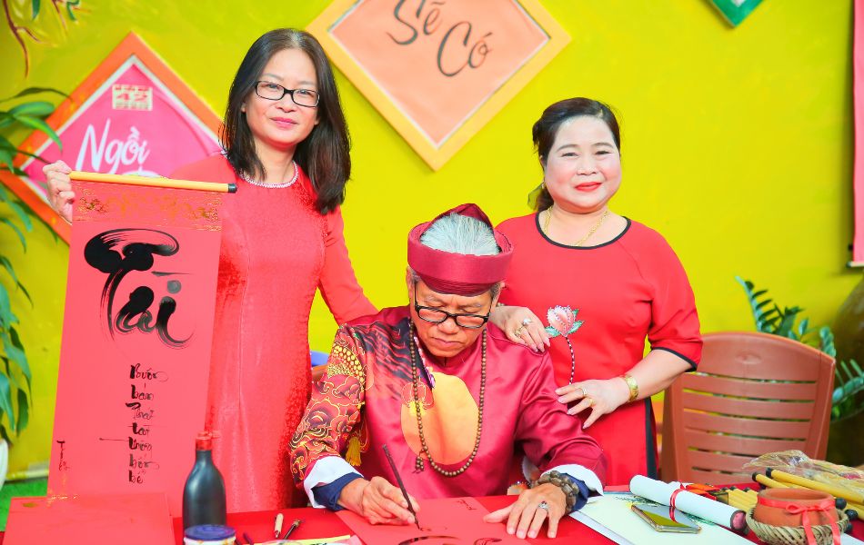 Thư pháp gia Thanh Hiền tặng chữ trong buổi gặp mặt đầu Xuân