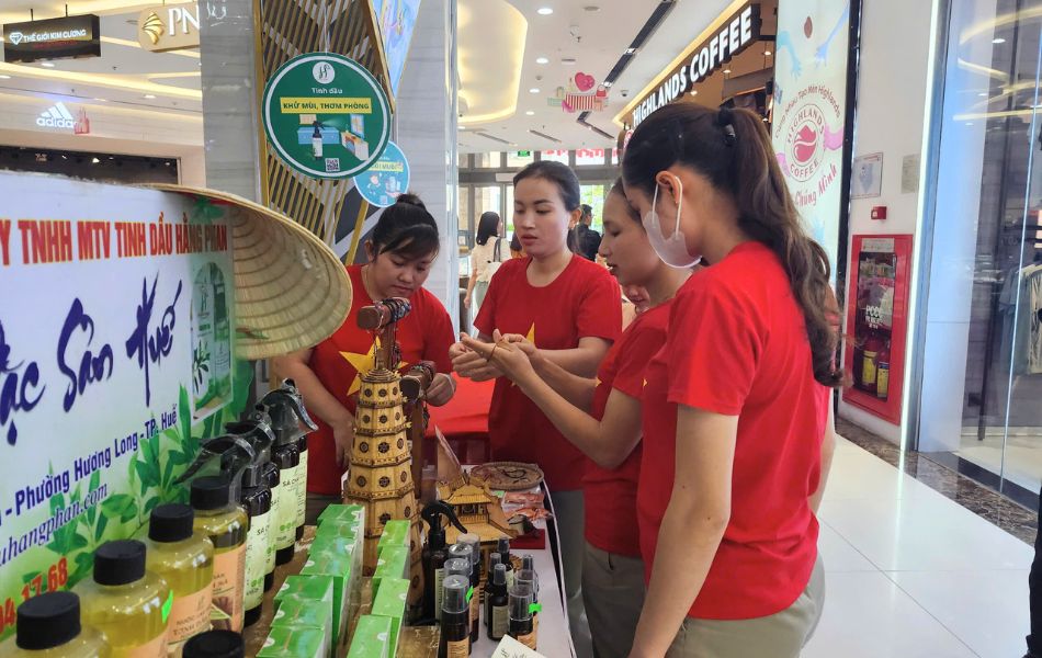 Cháu nhỏ giới thiệu sản phẩm tinh dầu thiên nhiên cho khách tham quan