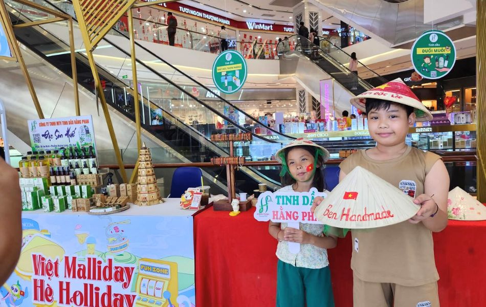 Gian hàng Tinh dầu Hằng Phan tại Vincom Huế: Kế thừa và phát huy truyền thống