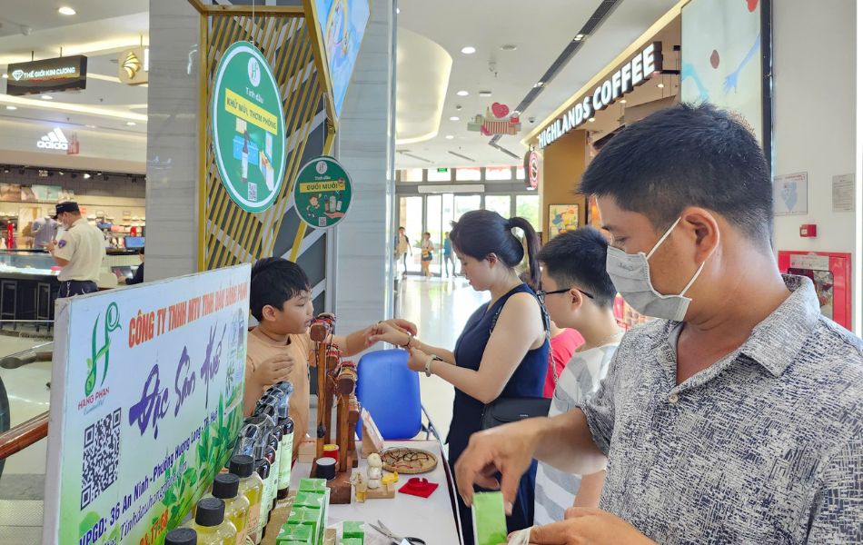 Khách hàng ghé thăm gian hàng Tinh dầu Hằng Phan tại Vincom Huế