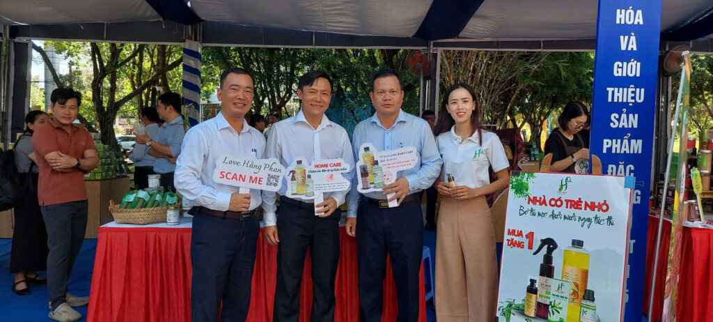 Tinh dầu Hằng Phan: Kết nối Doanh nghiệp - Kết nối giao thương 4 Ban tổ chức chương trình ghé thăm gian hàng kết nối giao thương của Tinh dầu Hằng Phan